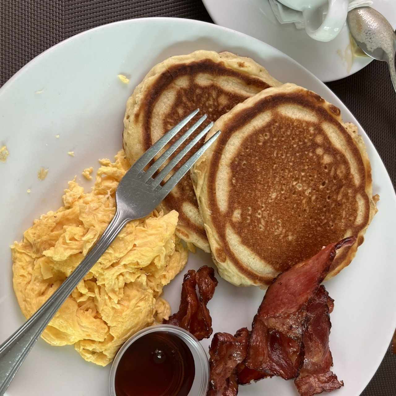 Pancakes y Waffles con tocino y Huevo frito