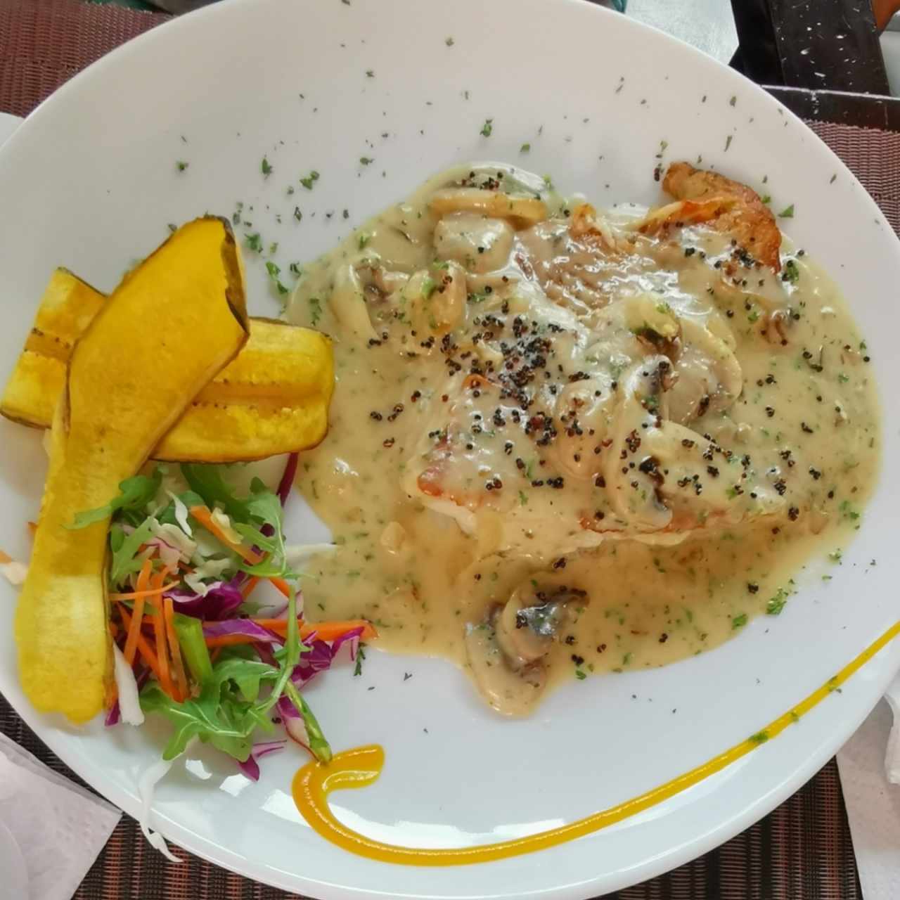 Corvina con quinoa y hongos