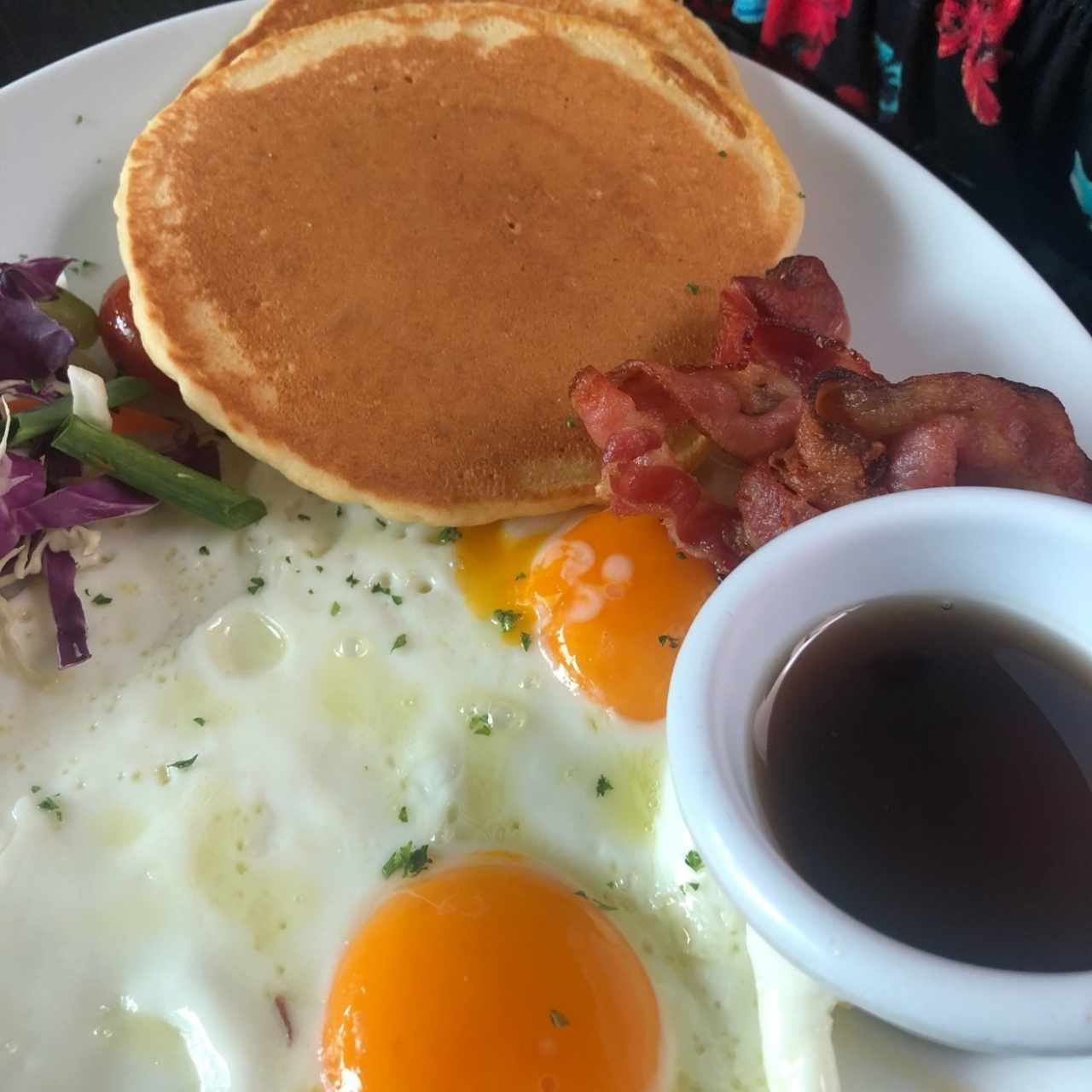 Pancakes y wafles con tocino y huevo frito