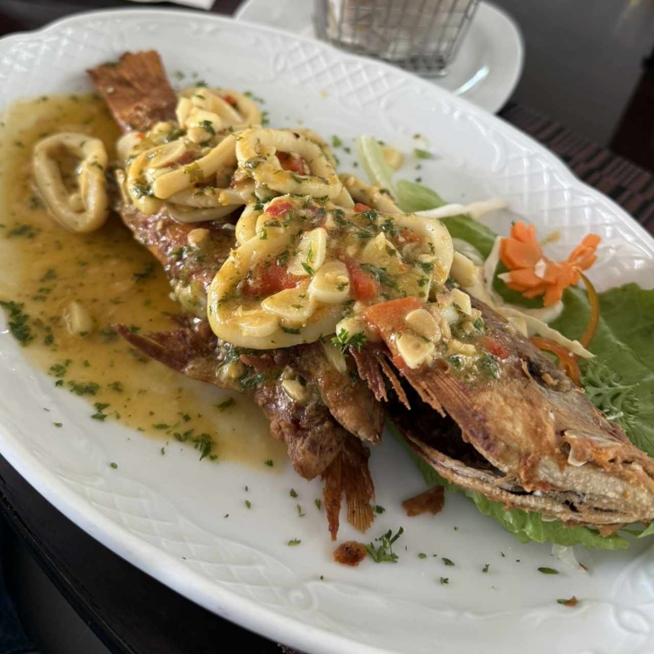 Pargo frito con calamares al ajillo