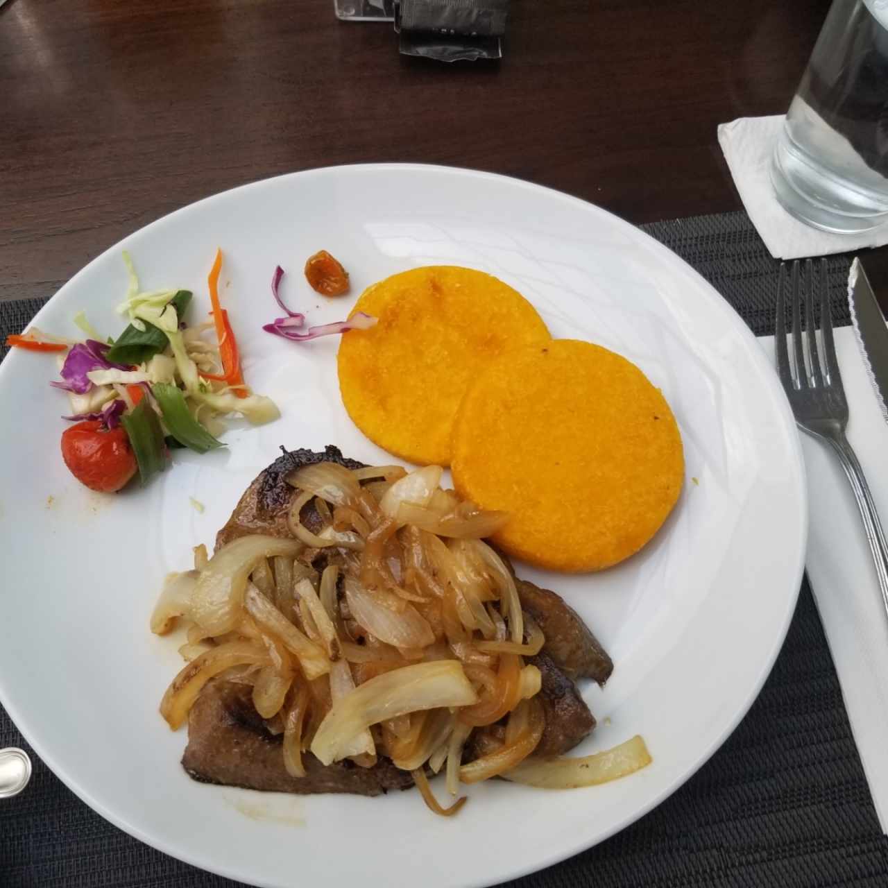 Bistec de res encebollado