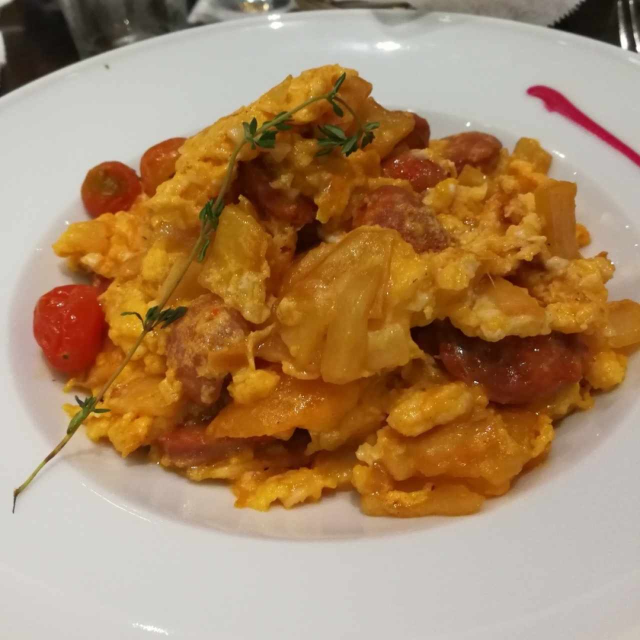 Huevos rotos con chorizo