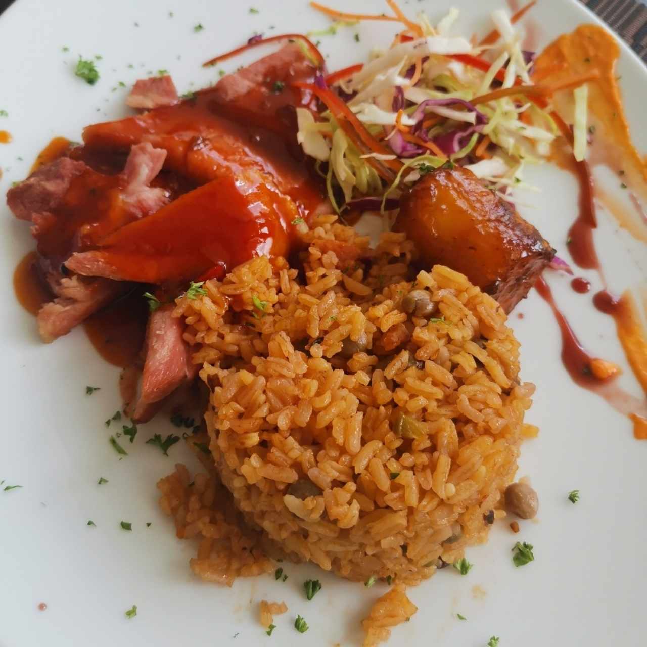 Jamón Virginia con arroz y plátano tentación
