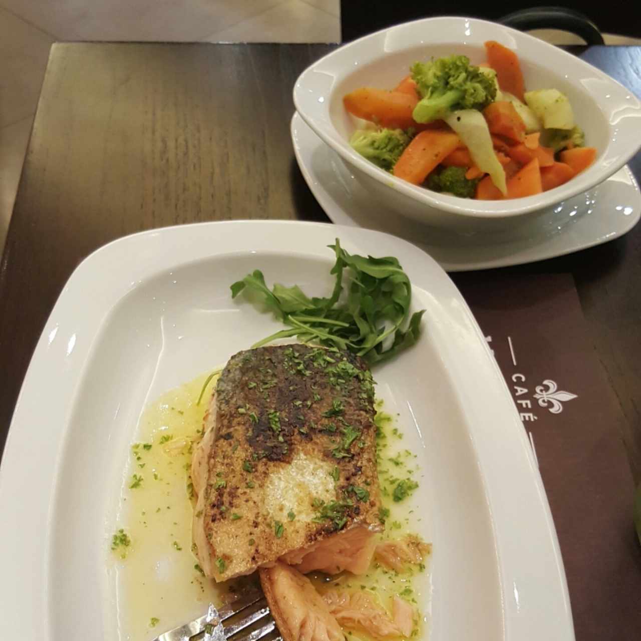 Salmón en mantequilla y perejil