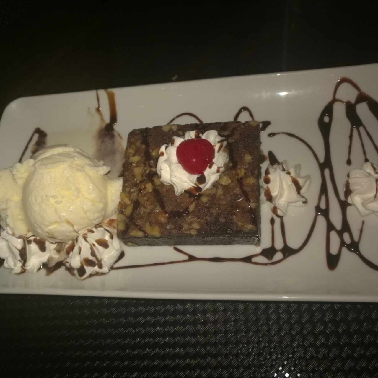 Brownie de nueces y helado