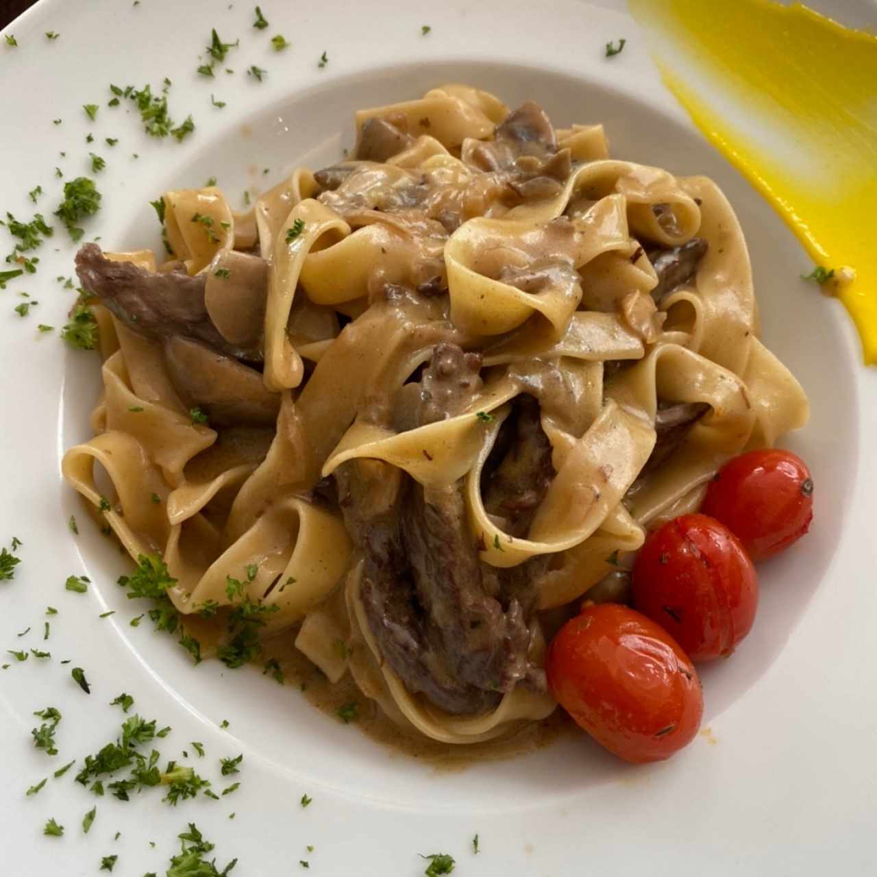 Fettuccini con lascas de entraña