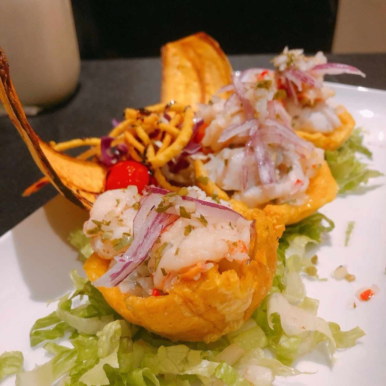 Canasta de patacon con ceviche de camarón y corvina