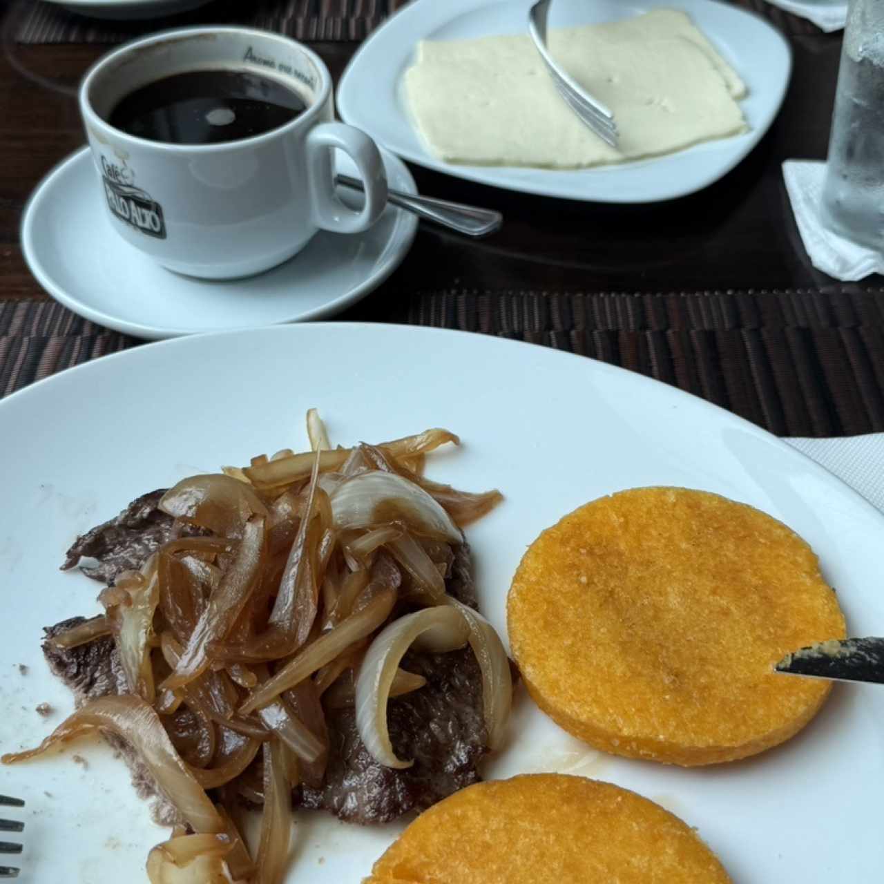 Bistec de Res Encebollado