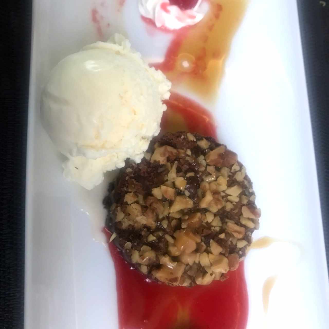 Brownie de nueces y helado