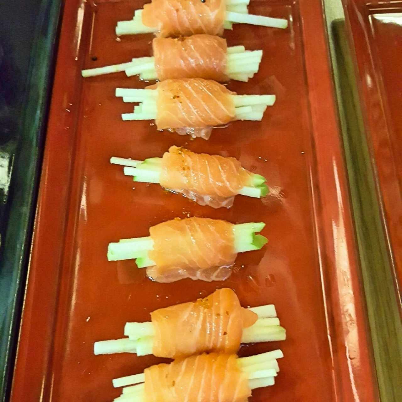 Envoltinis de salmón y manzana
