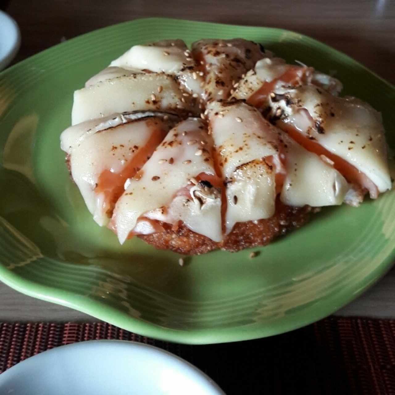 Sushi pizza de atún o salmón