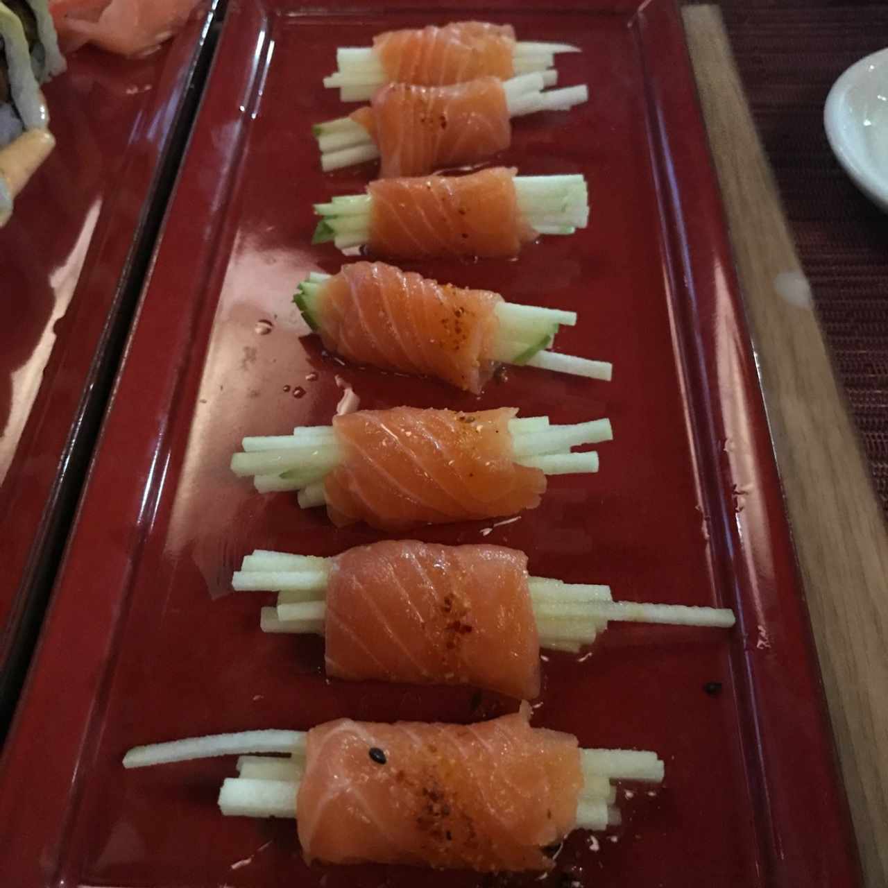 Envoltinis de salmón y manzana
