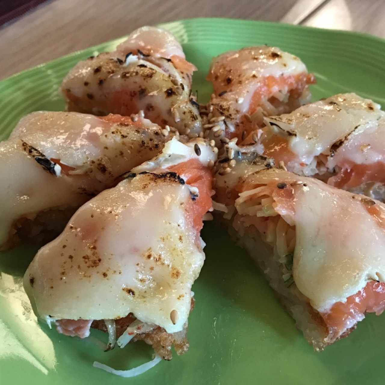 Sushi pizza de atún o salmón