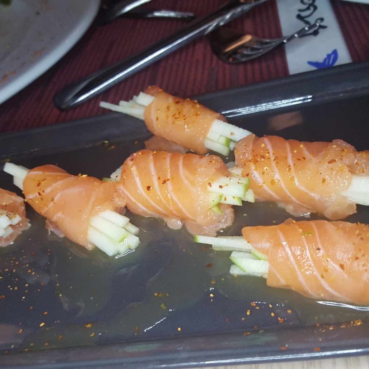 Envoltinis de salmón y manzana