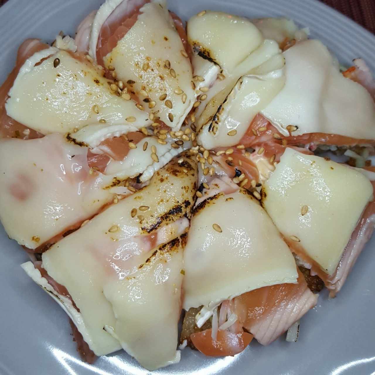 Sushi pizza de atún o salmón