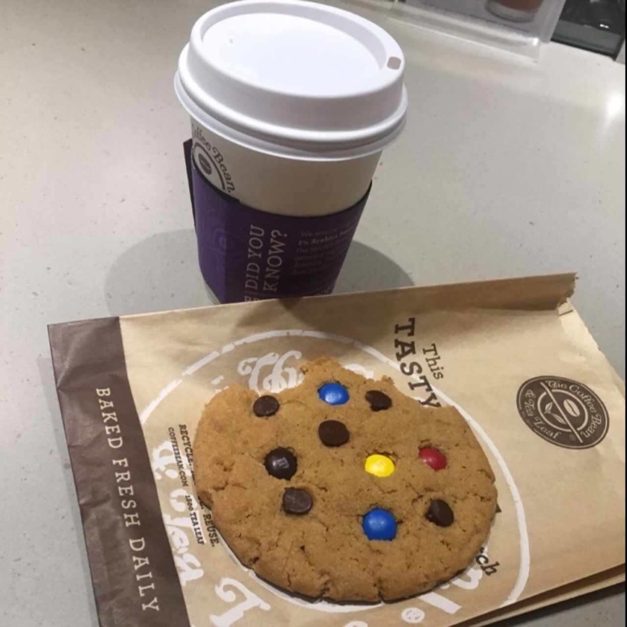 Galleta con M&Ms y Té Chai