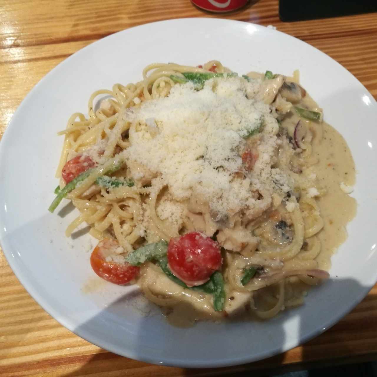 Pasta en Salsa Alfredo con Vegetales y Pollo