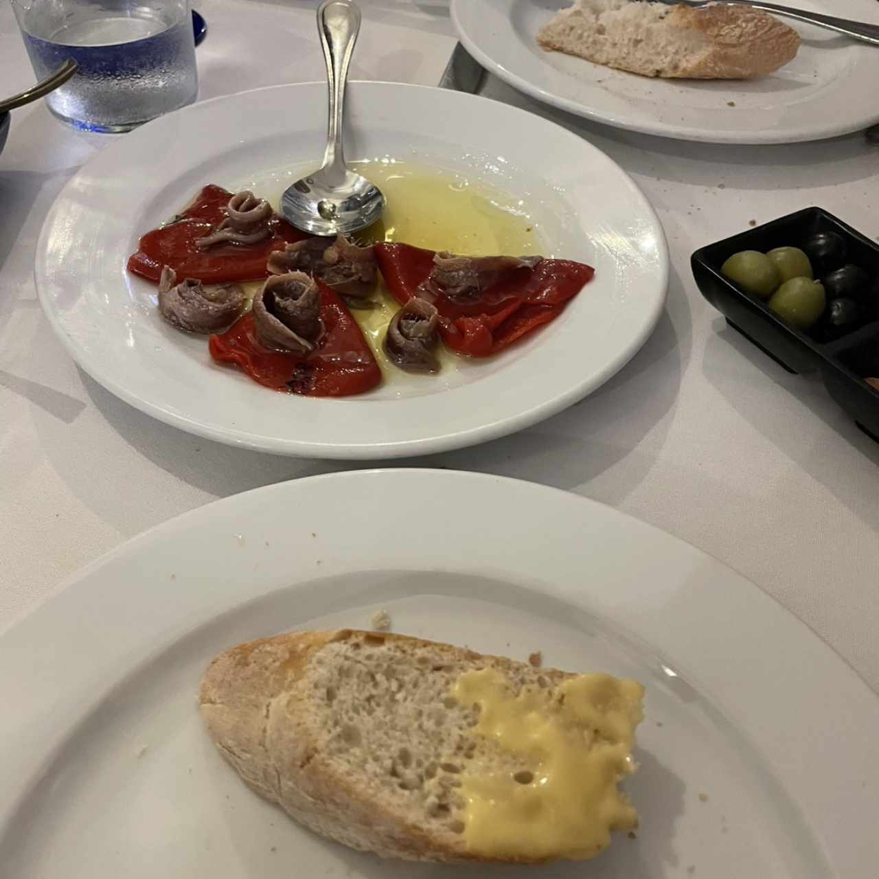 Anchoas del Cantábrico Sobre Piquillos Asados