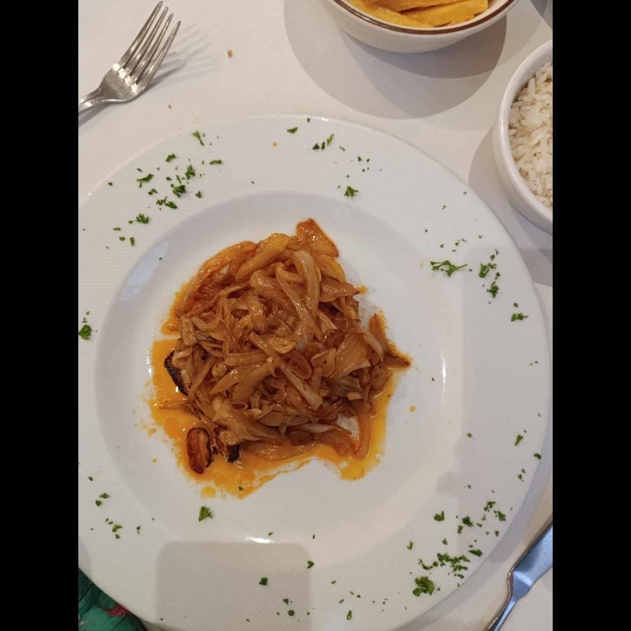 Bacalao a la brasa y encebollado 