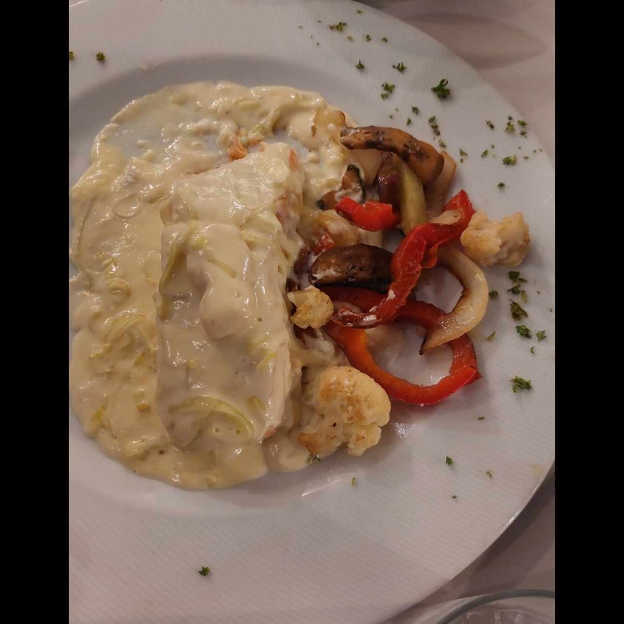 Lomo de Salmón a la Crema Blanca y Puerro Hilado