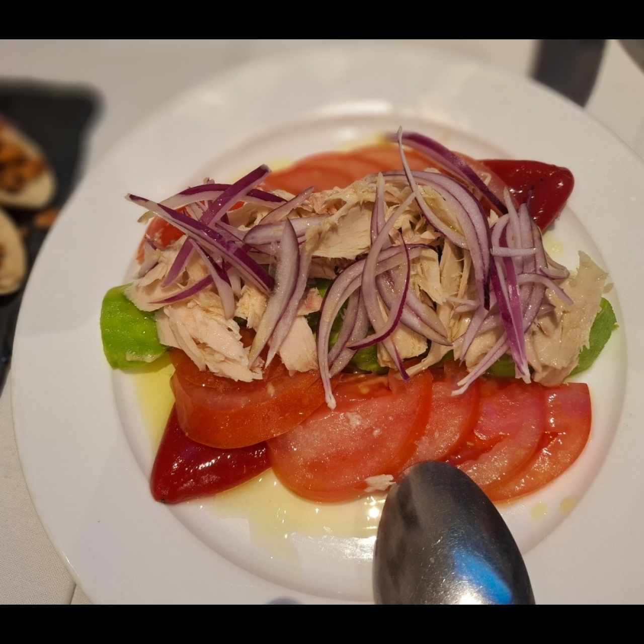 Bonito del Norte con Aguacate y Tomate del Huerto
