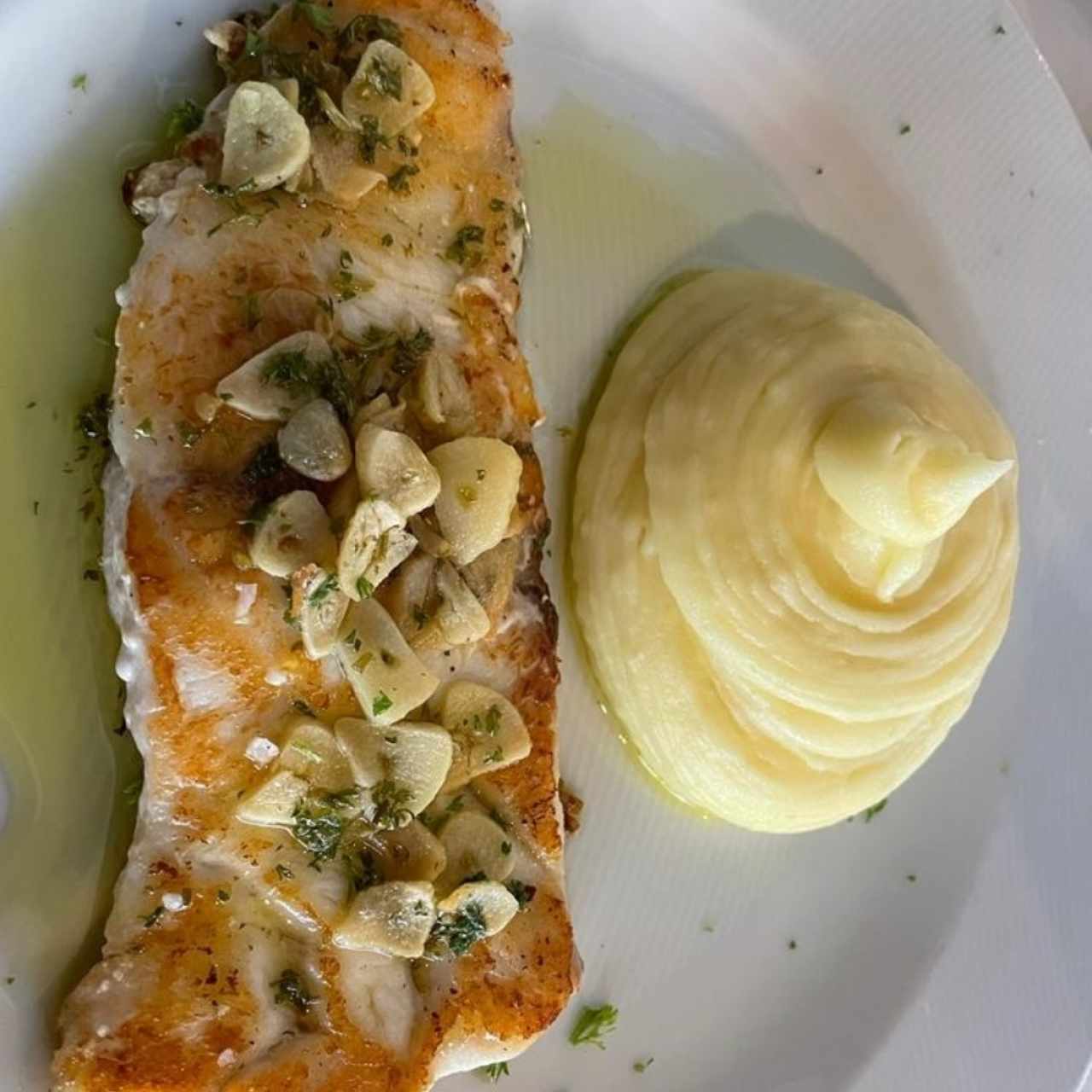 Mero al ajillo y puré 