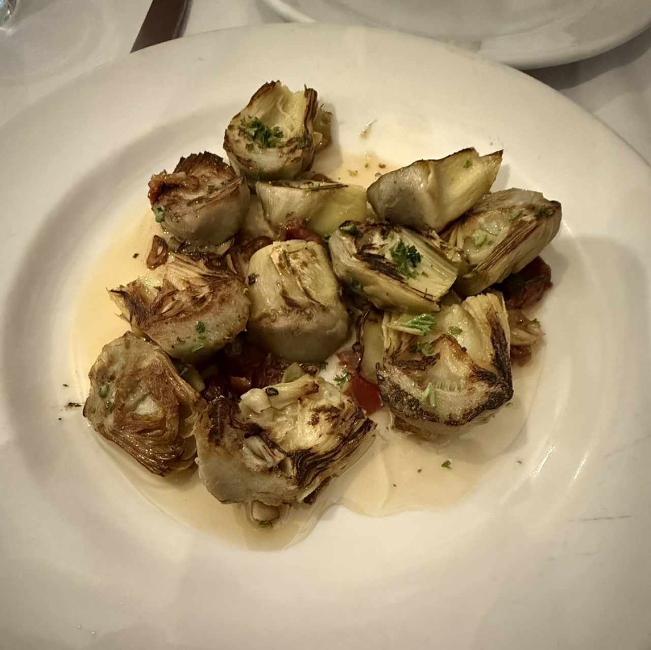 Alcachofas Asadas con Crocante de Ibérico y Ajo