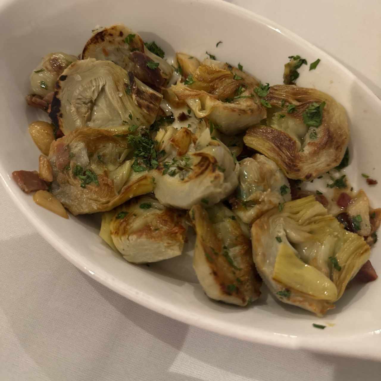 Alcachofas Asadas con Crocante de Ibérico y Ajo