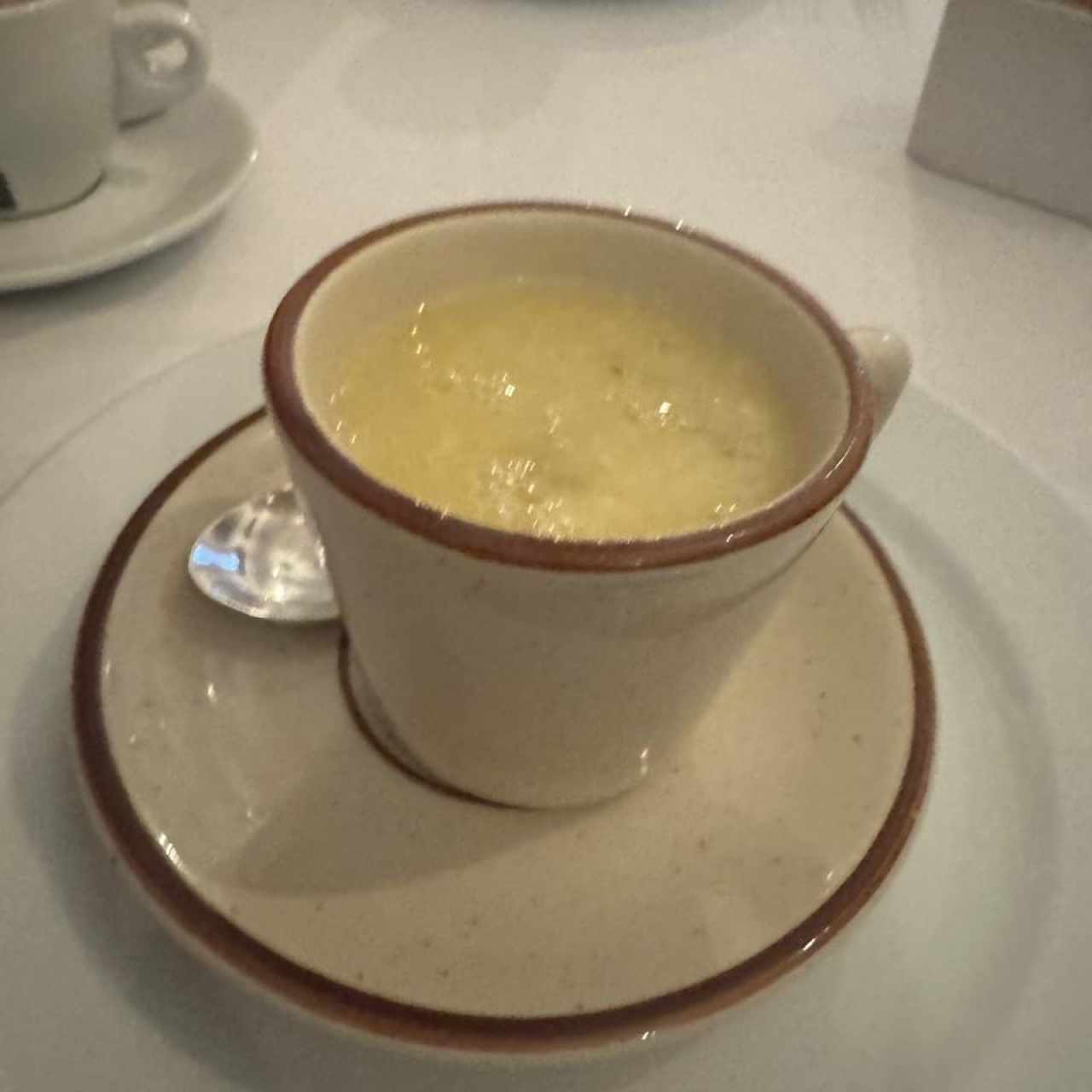 Sopa de cortesia (huevo y vegetales)