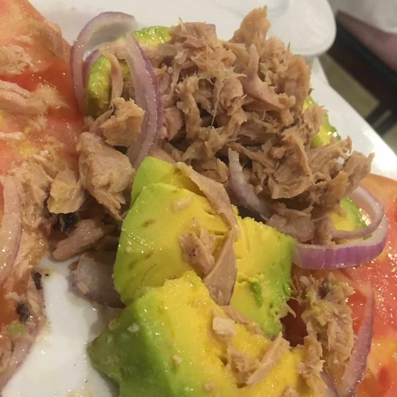 aguacate con atun y tomates