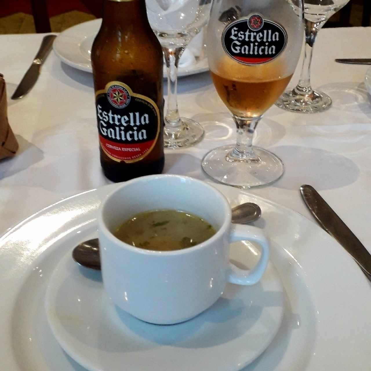Consomé de la casa y cerveza