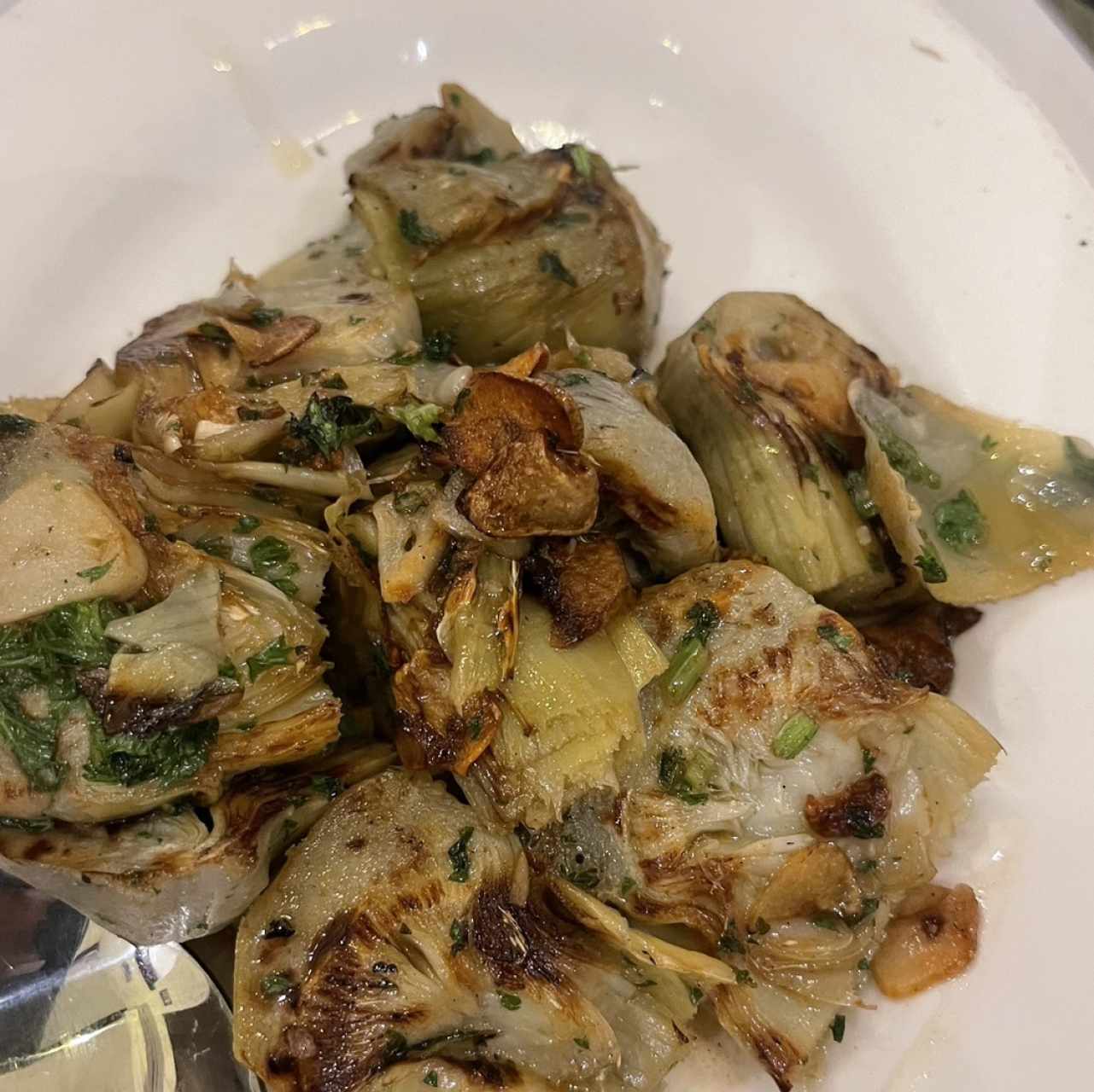 Alcachofas Asadas con Crocante de Ibérico y Ajo