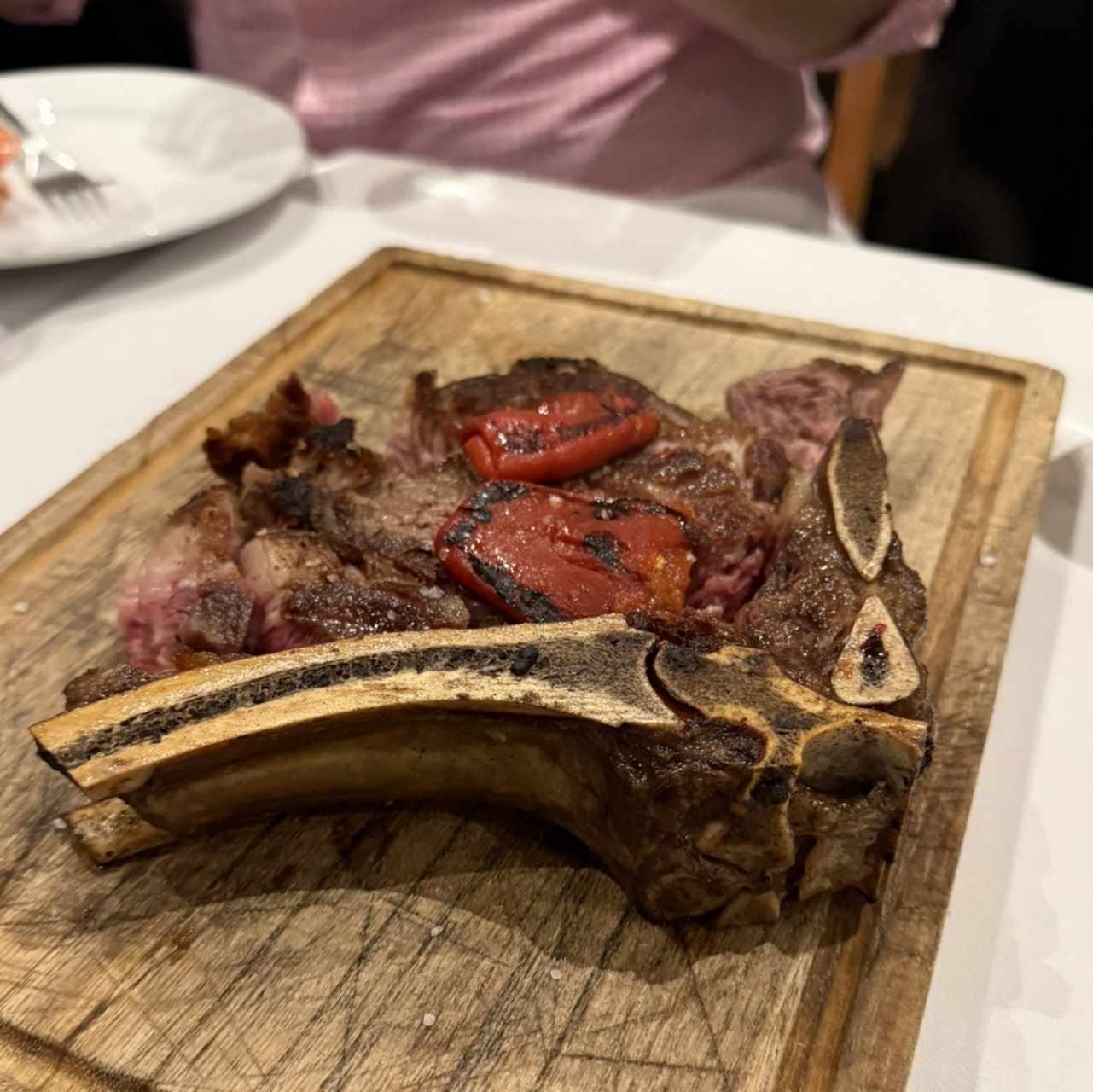Chuletón a la Plancha con Piquillos y Patatas Fritas
