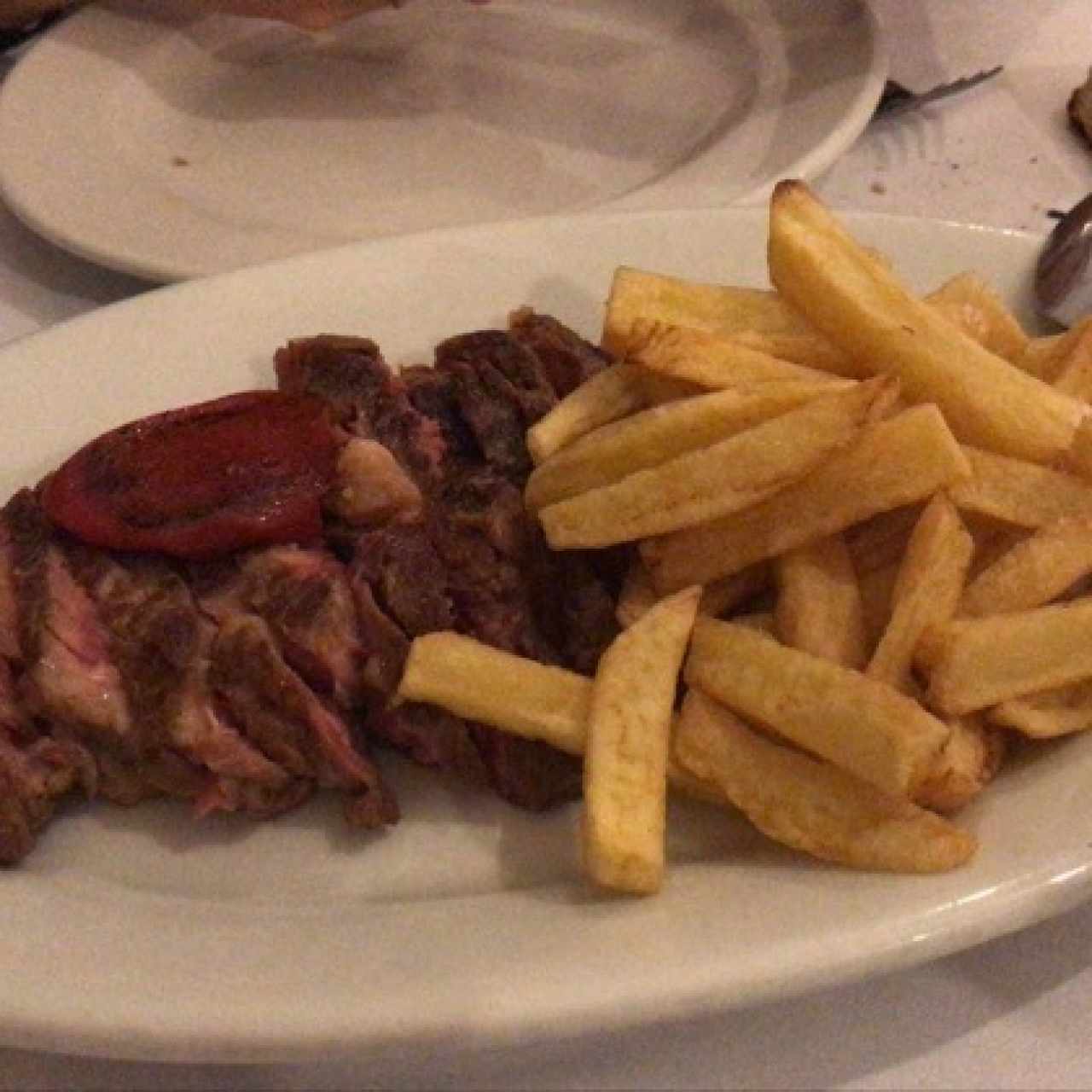 entrecot con un piquillo y patatas fritas