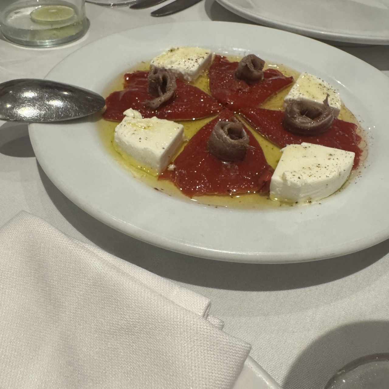 Anchoas del Cantábrico Sobre Piquillos Asados