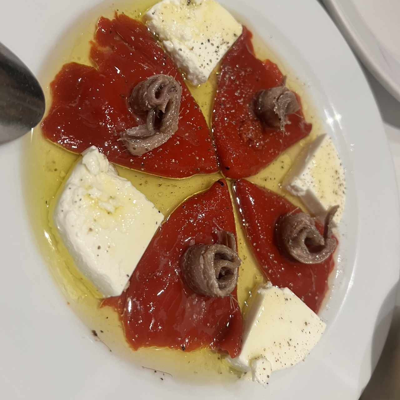 Anchoas del Cantábrico Sobre Piquillos Asados
