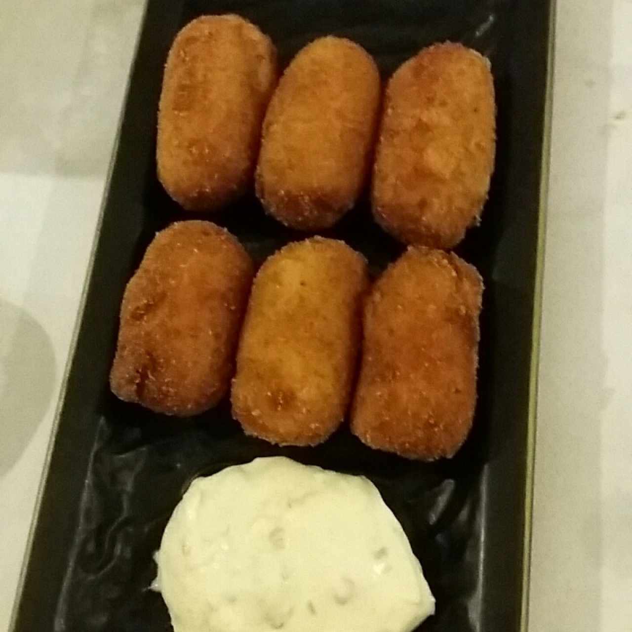 Croquetas de atún con salsa tártara