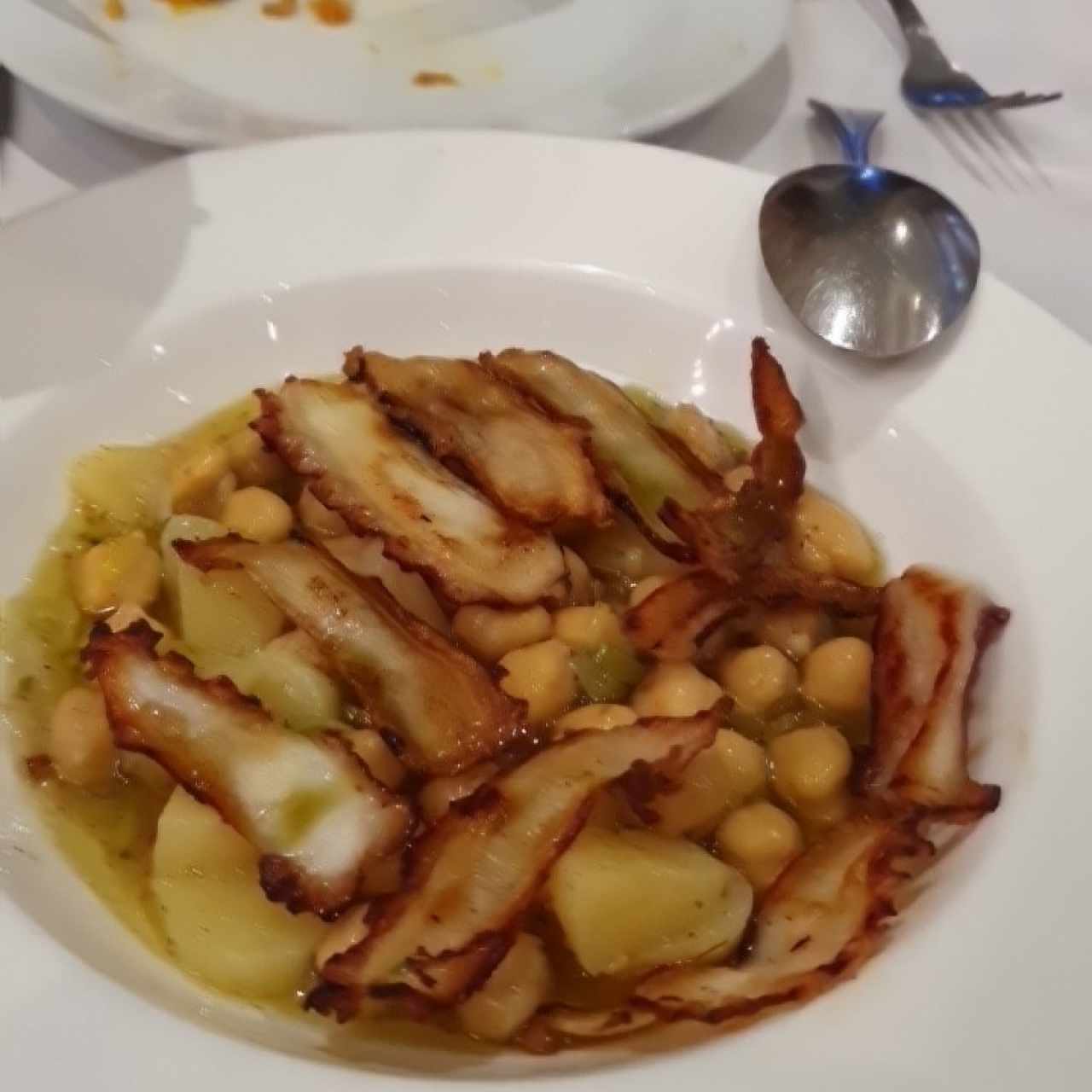 Pulpo a la Brasa con Garbanzos