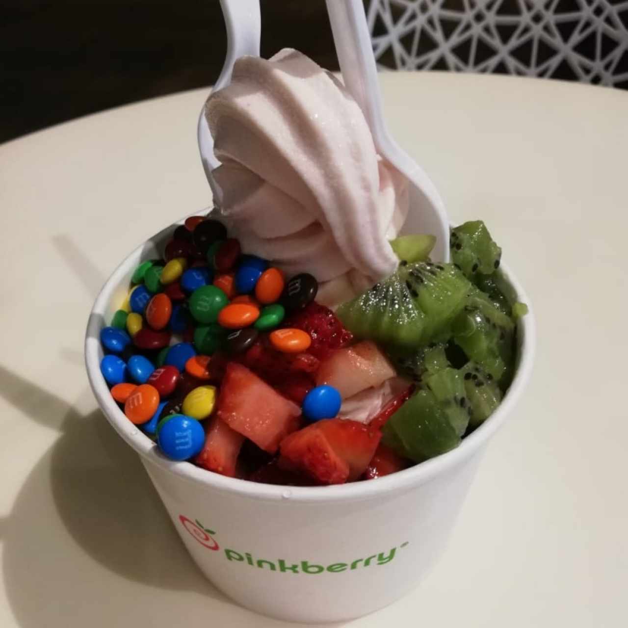 helado de fresa-banana con toppings