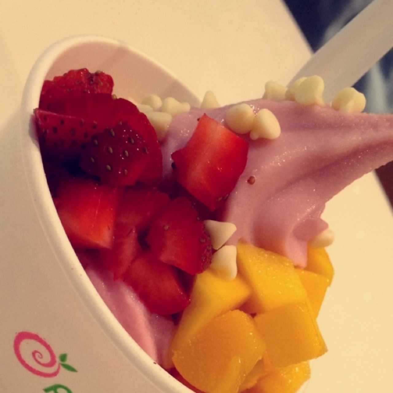 pinkberry de granada con grutas y chocolate blanco