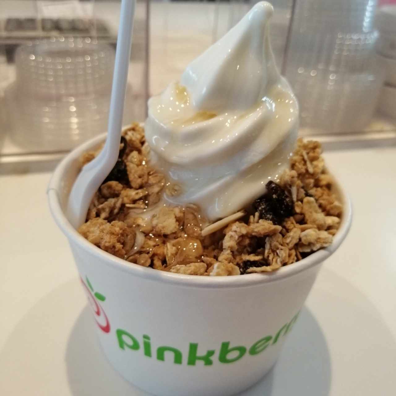 Yogurt con granola mixta y miel.