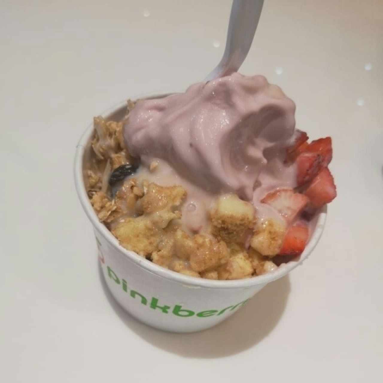 yogurt de granadina, cheesecake, fresa, blueberry, granola y leche condensada