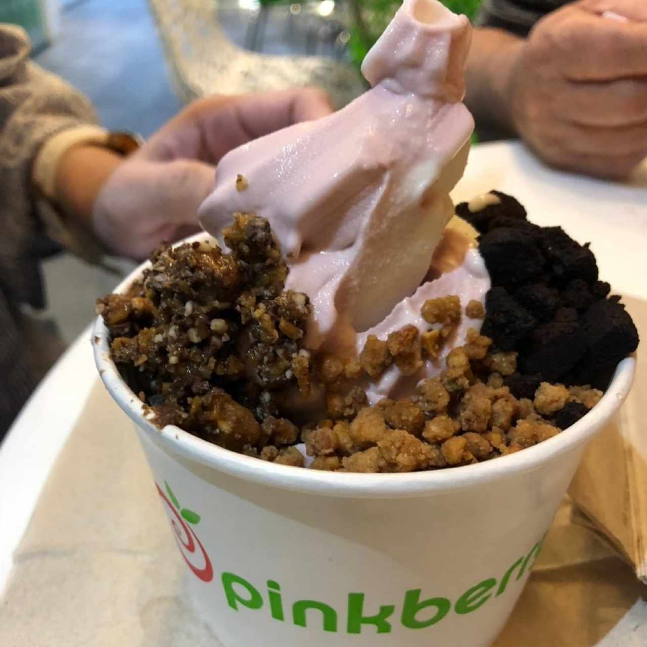 Granada y original con toppings de almendras rostizadas, brownie y almendras. 