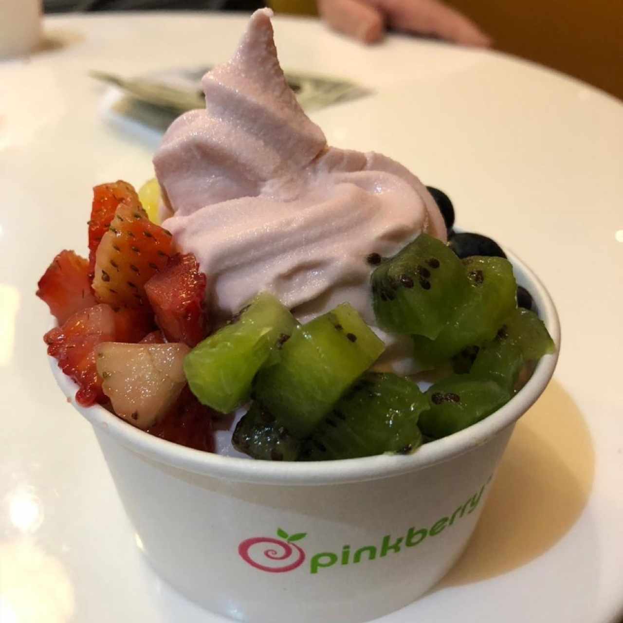 Granada con toppings de fresa, kiwi, blueberry y piña. 