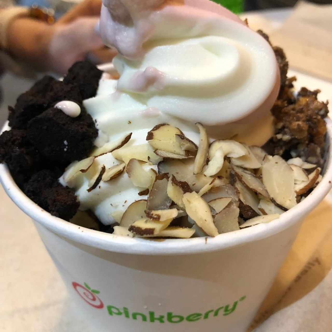 Helado original con almendras y brownie. 