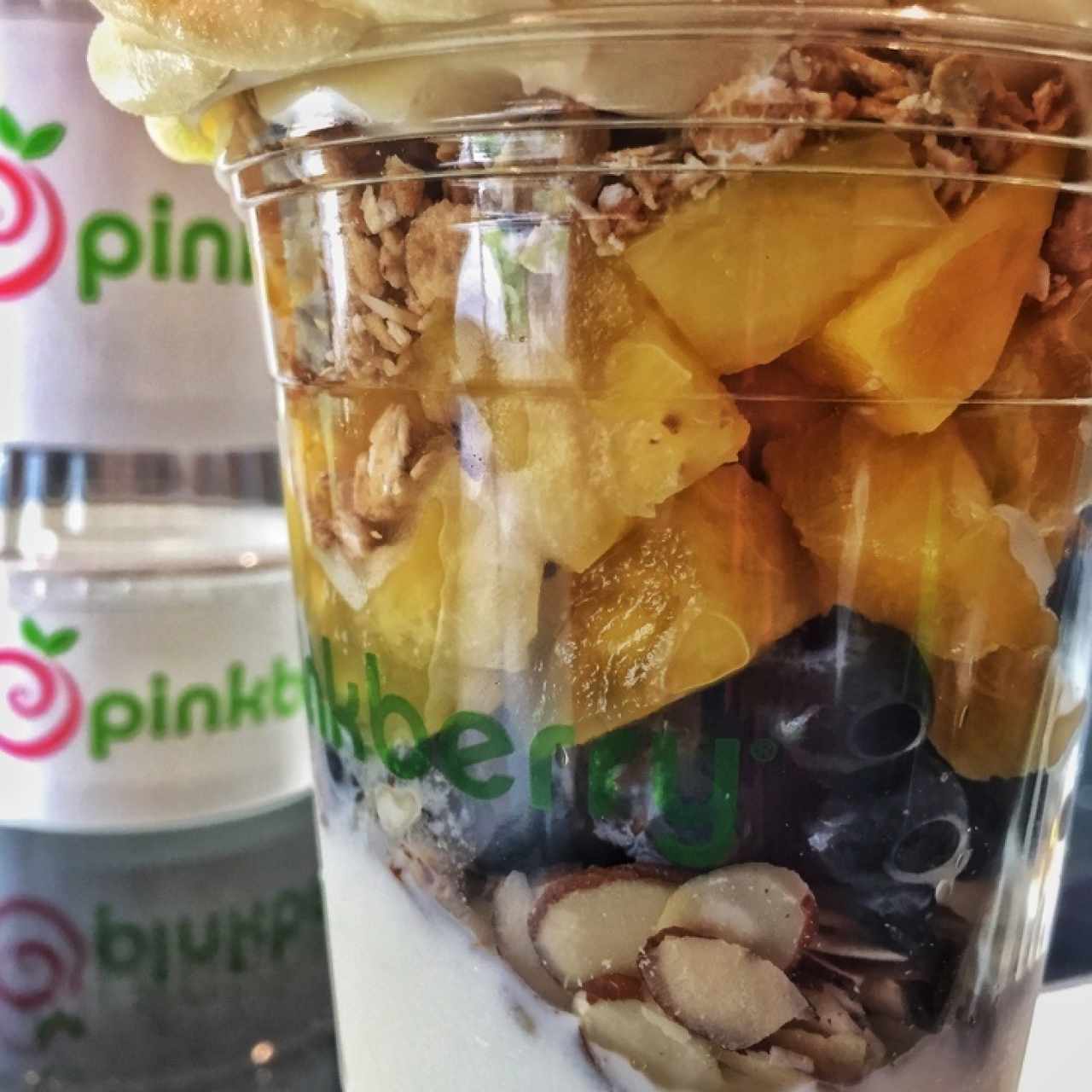 Parfait de Yogurt Original, Almendras, Blueberries, Mango, Piña, Granola y Yogurrt de Maracuyá