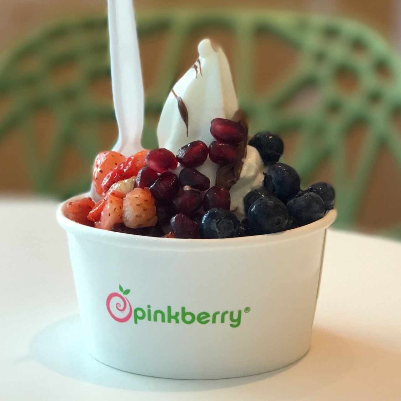 yogurt original con topping de frutas frescas y nuttela