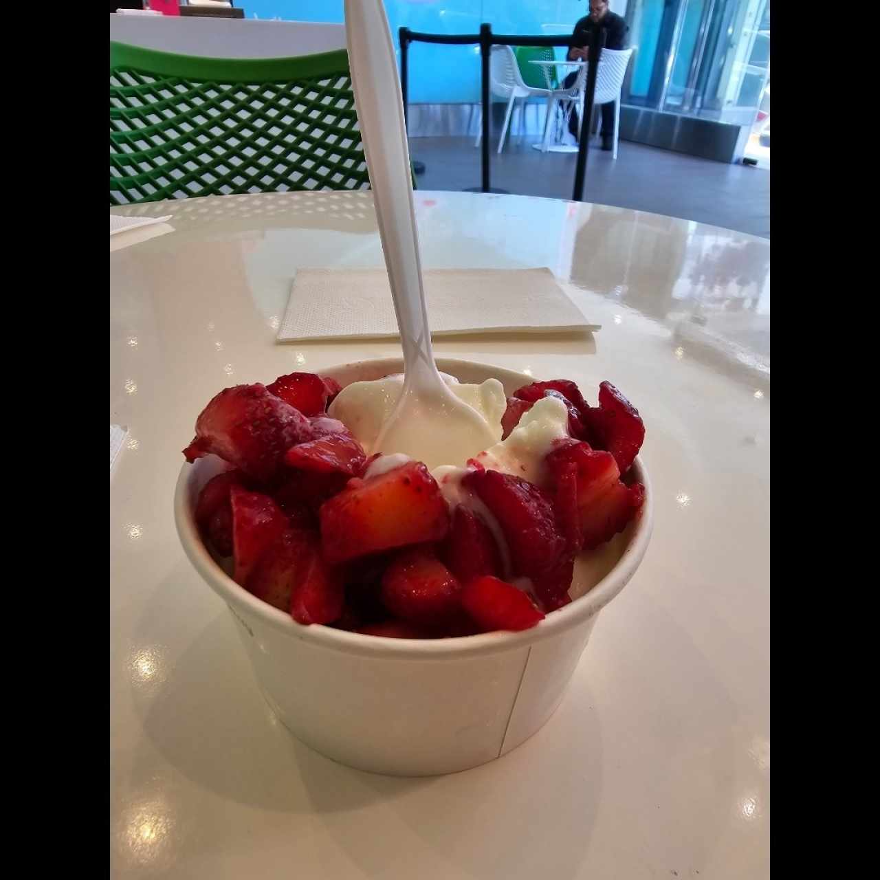 Helado básico pequeño con fresas naturales 
