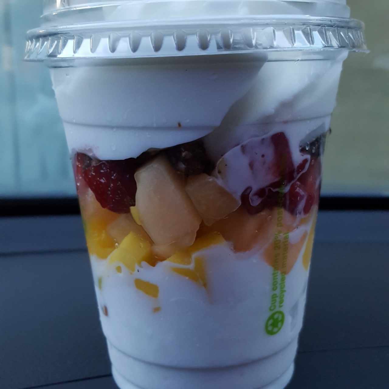 Parfait con fresas, piña y almendras para llevar