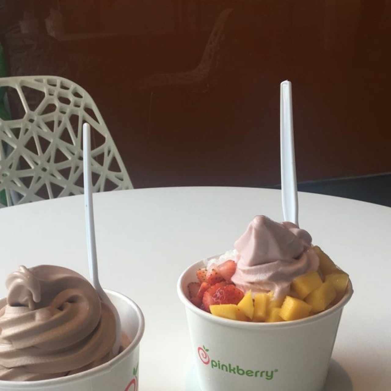 Yogurt Mediano con Toppings y Frutas 12 Oz
